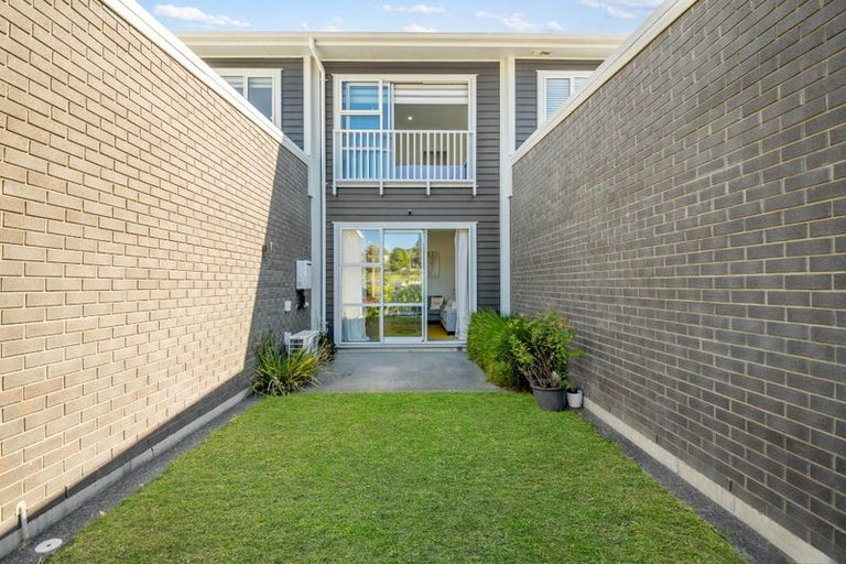 Photo of property in 72 Karepiro Drive, Stanmore Bay, Whangaparaoa, 0932