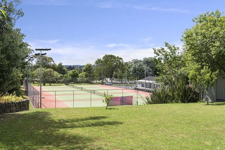 Photo of property in 12 Alton Terrace, Pakuranga Heights, Auckland, 2010