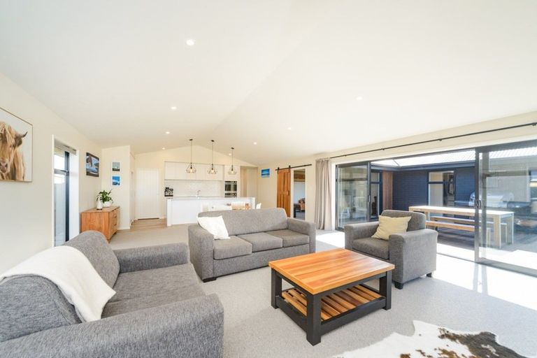 Photo of property in 48 Vaucluse Heights, Fitzherbert, Palmerston North, 4410