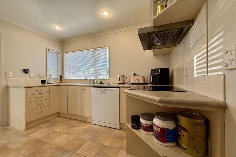 Photo of property in 84 Moyrus Crescent, East Tamaki Heights, Auckland, 2016