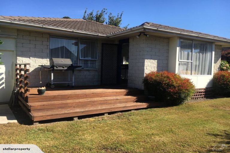 Photo of property in 2/17b Prestons Road, Redwood, Christchurch, 8051