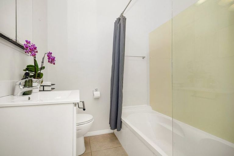 Photo of property in 6d Rewa Terrace, Tawa, Wellington, 5028