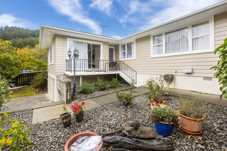 Photo of property in 26 Fendalton Crescent, Pinehaven, Upper Hutt, 5019