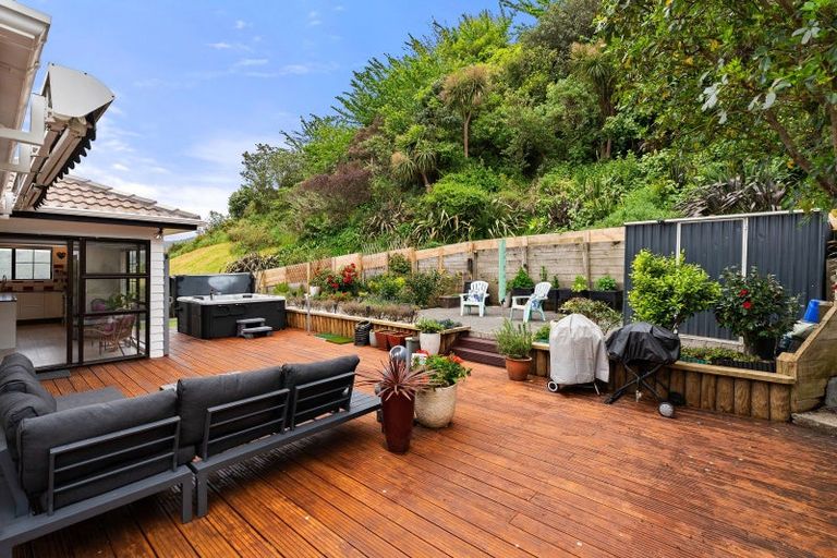 Photo of property in 16 Ordley Grove, Tawa, Wellington, 5028