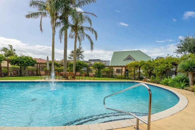 Photo of property in 4/52 Taharoto Road, Takapuna, Auckland, 0622