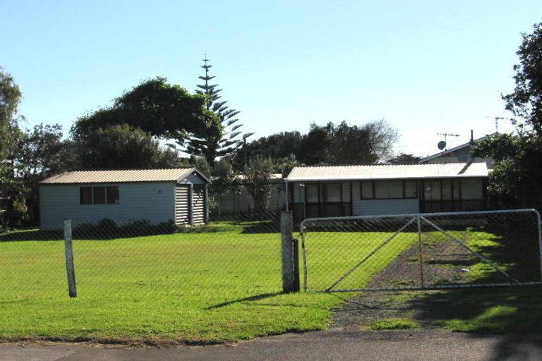 Photo of property in 14 Kiharoa Street, Otaki Beach, Otaki, 5512