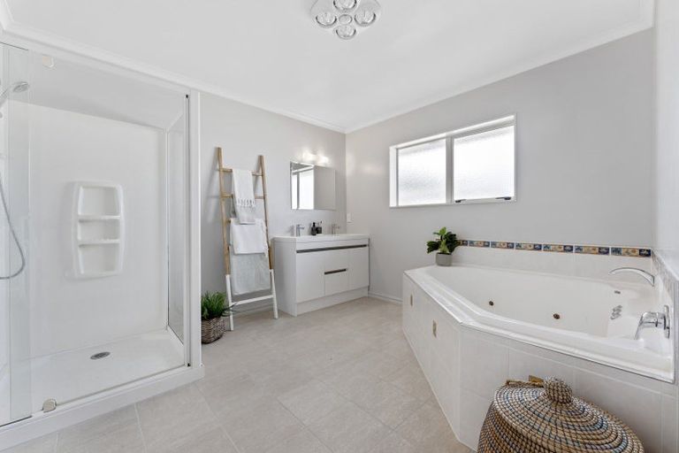 Photo of property in 6 Daniel Place, Kelvin Grove, Palmerston North, 4414