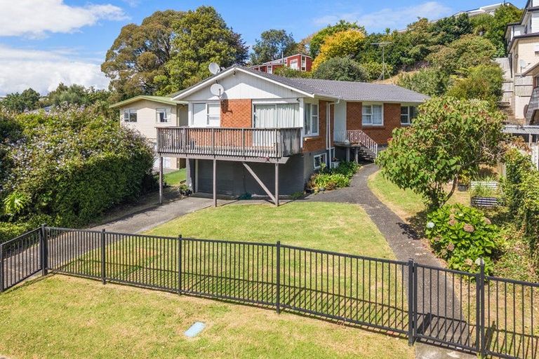 Photo of property in 17 Sovereign Place, Glenfield, Auckland, 0629