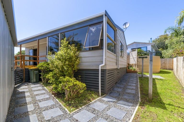 Photo of property in 15b Pacific Parade, Army Bay, Whangaparaoa, 0930