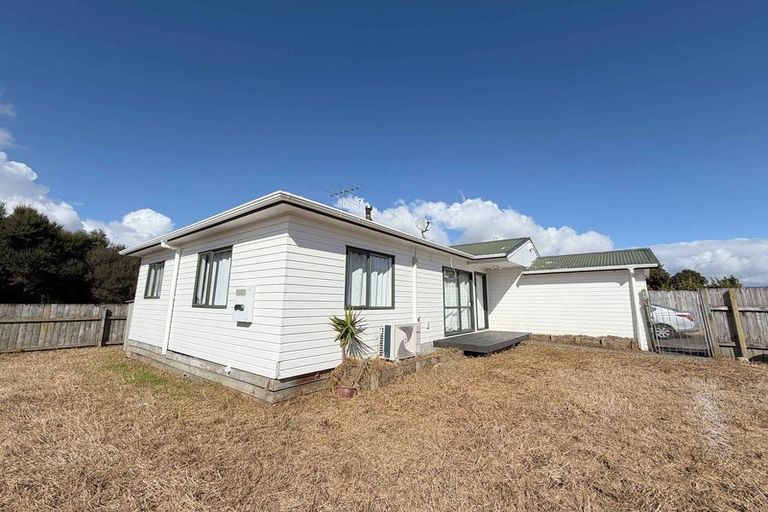 Photo of property in 2/20 Eulogy Place, Randwick Park, Auckland, 2105