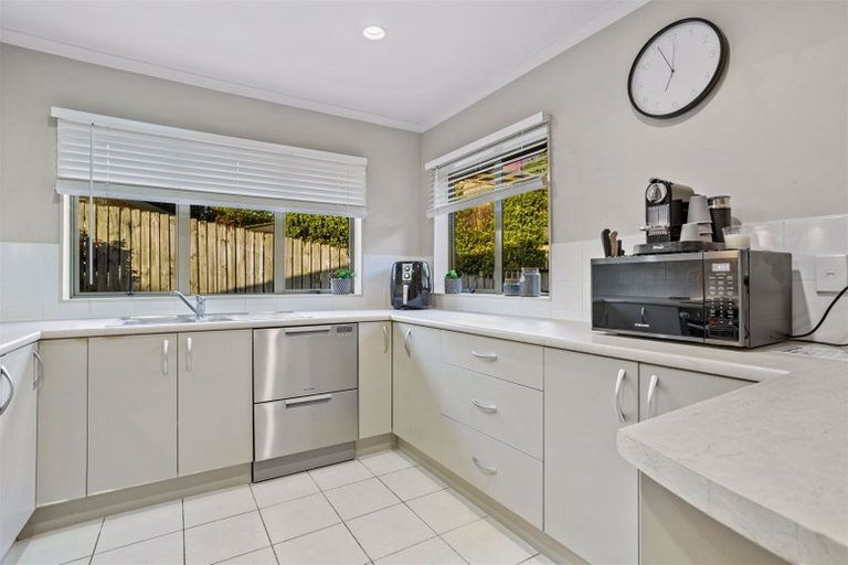 Photo of property in 31 Quincey Place, Massey, Auckland, 0614
