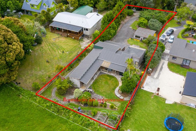 Photo of property in 16 Opanuku Road, Henderson Valley, Auckland, 0612