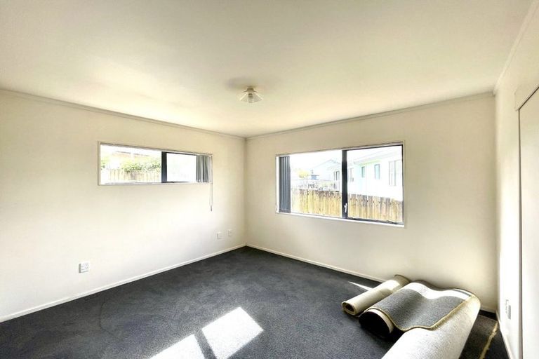 Photo of property in 10 Loughanure Place, Massey, Auckland, 0614