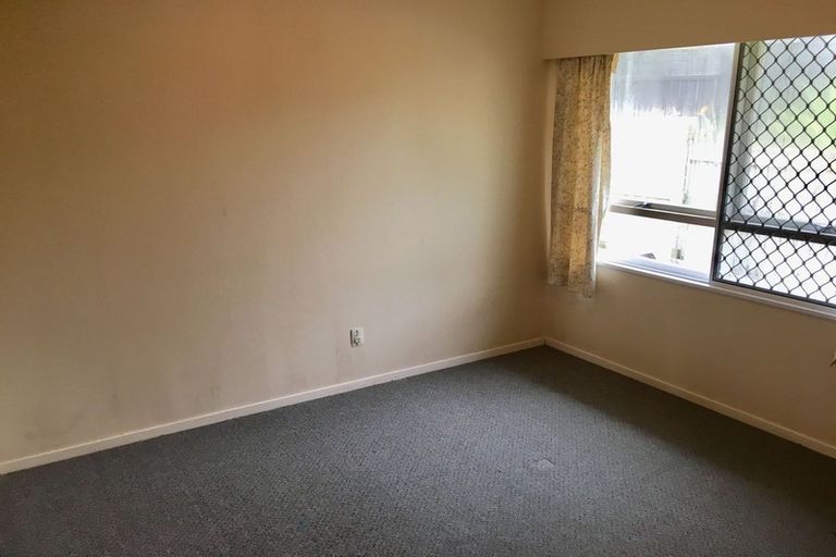 Photo of property in 2/7 Luplau Crescent, Cockle Bay, Auckland, 2014