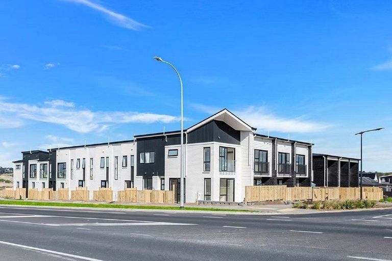 Photo of property in 7/86 Fred Taylor Drive, Westgate, Auckland, 0814