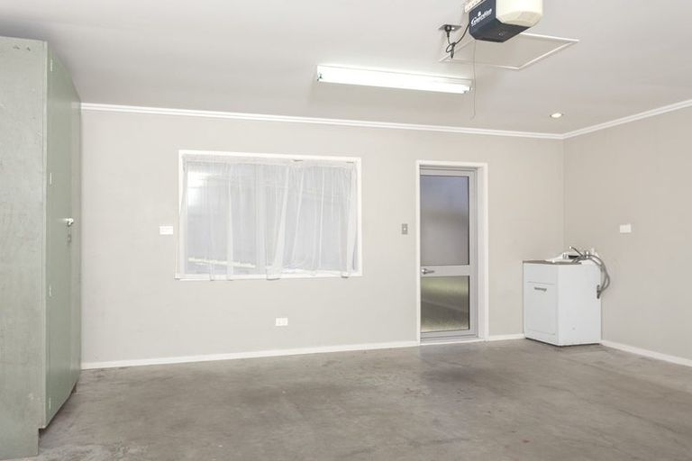 Photo of property in 11a Barron Drive, Green Bay, Auckland, 0604