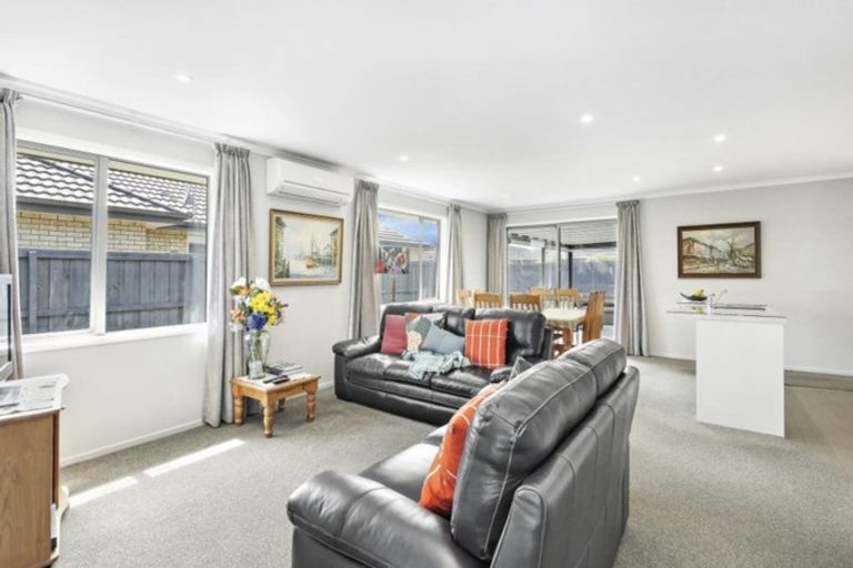 Photo of property in 28 Shillingford Boulevard, Rolleston, 7615