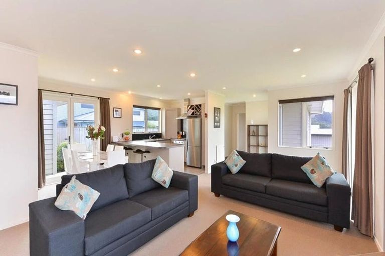 Photo of property in 31 Mcewen Crescent, Riverstone Terraces, Upper Hutt, 5018