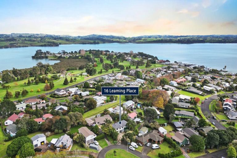 Photo of property in 16 Leaming Place, Clarks Beach, 2122