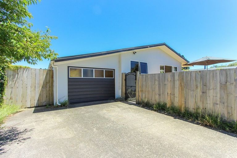 Photo of property in 99 Aquarius Drive, Kawaha Point, Rotorua, 3010