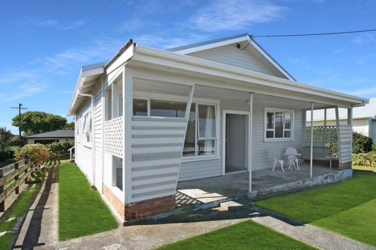 Photo of property in 21 Paynters Avenue, Strandon, New Plymouth, 4312