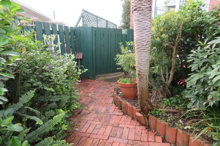 Photo of property in 16 Chipping Dale, Mangere Bridge, Auckland, 2022