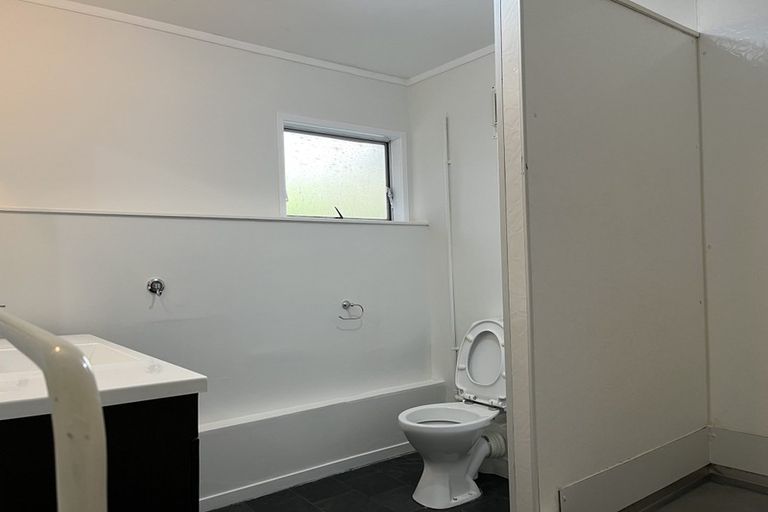 Photo of property in 20 Santiago Crescent, Unsworth Heights, Auckland, 0632