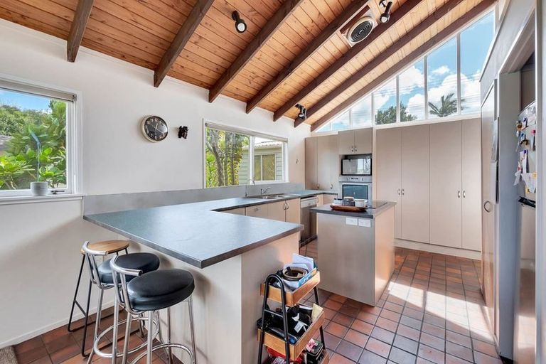 Photo of property in 132 Carlisle Road, Northcross, Auckland, 0632