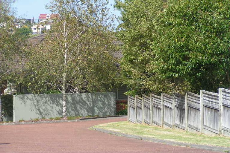 Photo of property in 11 La Roche Place, Northcote, Auckland, 0627