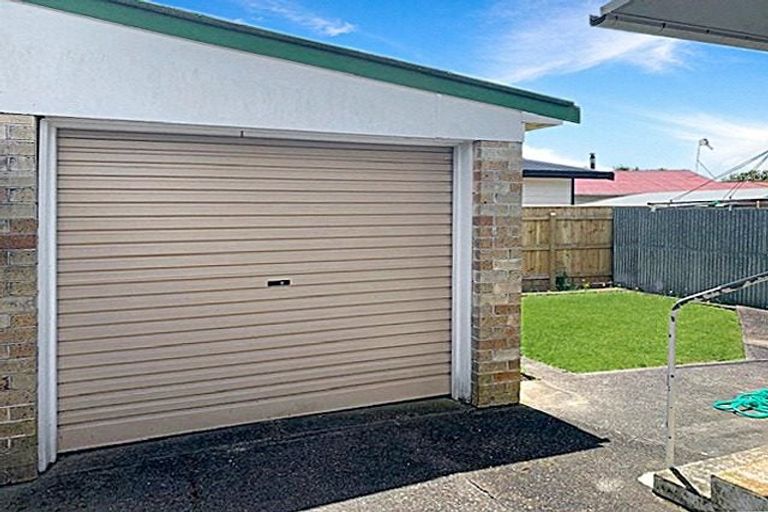 Photo of property in 21 Karaka Crescent, Levin, 5510