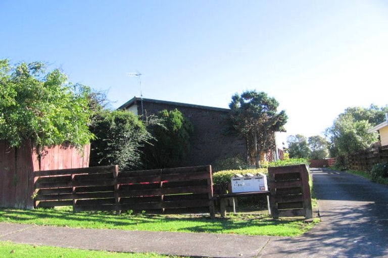Photo of property in 2/88 Roberts Road, Te Atatu South, Auckland, 0610