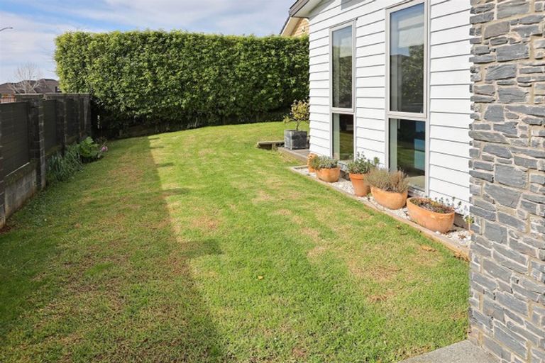 Photo of property in 114 Lake Panorama Drive, Henderson Valley, Auckland, 0612