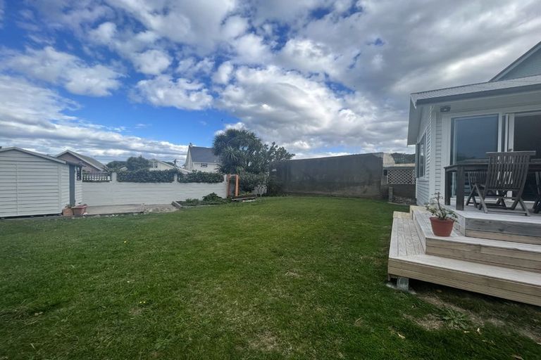 Photo of property in 42 Puru Crescent, Lyall Bay, Wellington, 6022