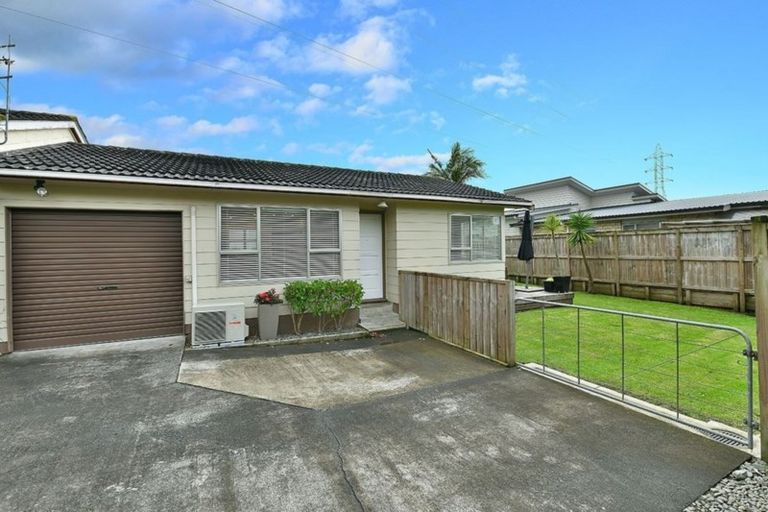 Photo of property in 3/100 Royal Road, Massey, Auckland, 0614