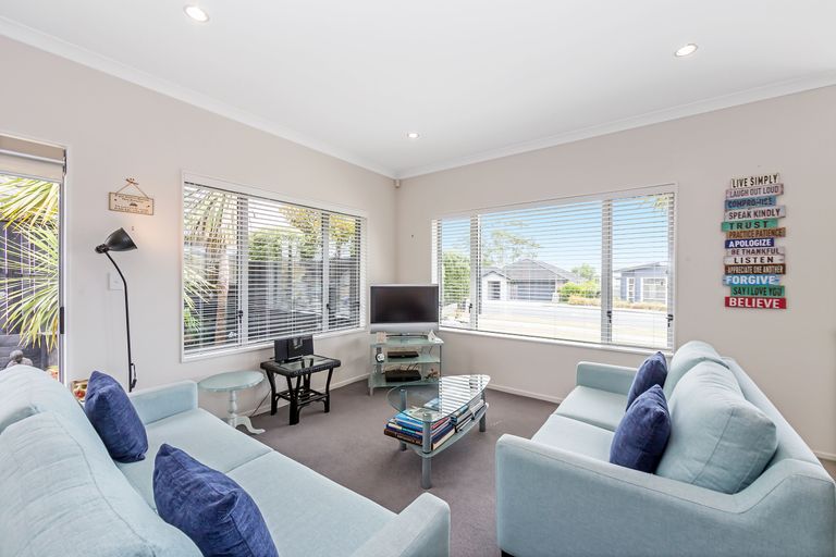 Photo of property in 1 Bridal Place, Silverdale, 0932