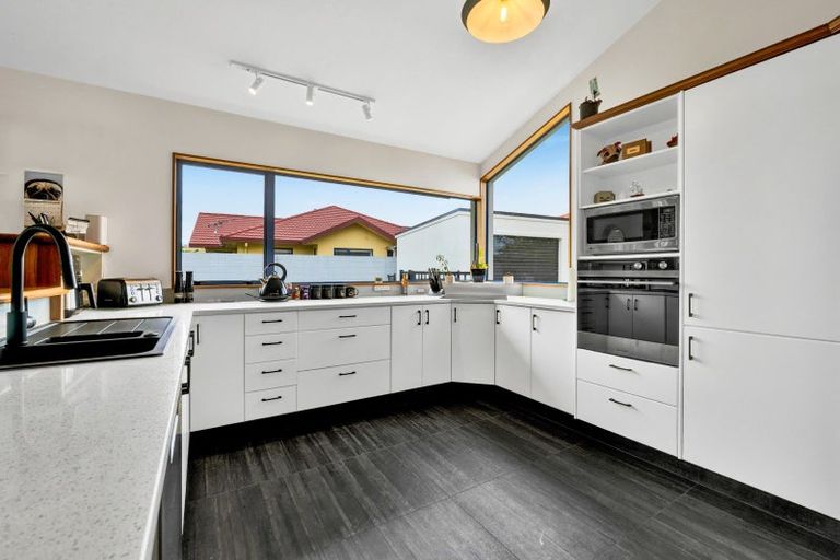 Photo of property in 8 Taylor Place, Merrilands, New Plymouth, 4312