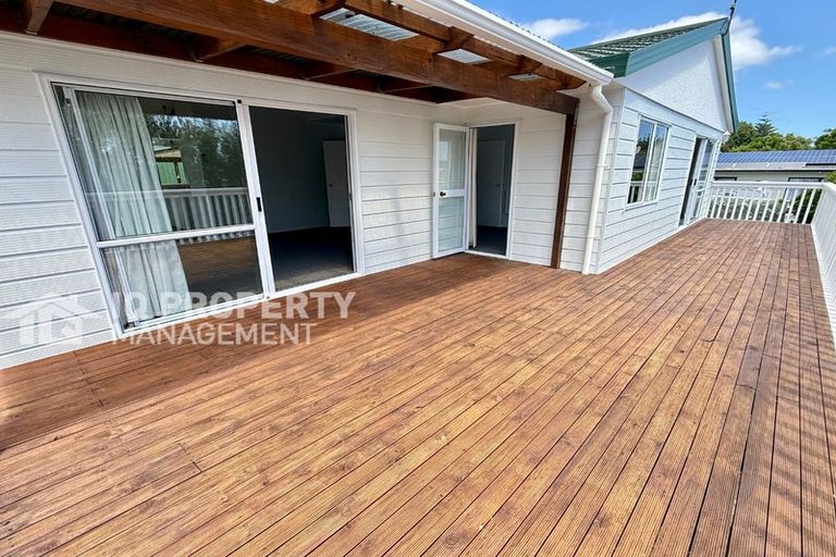 Photo of property in 1/452 Don Buck Road, Massey, Auckland, 0614