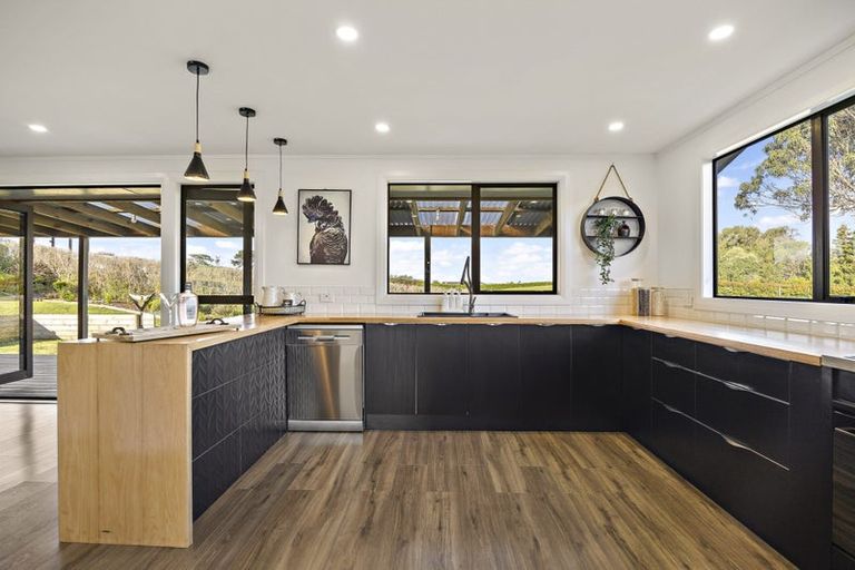 Photo of property in 44b Crosland Road, South Head, 0874