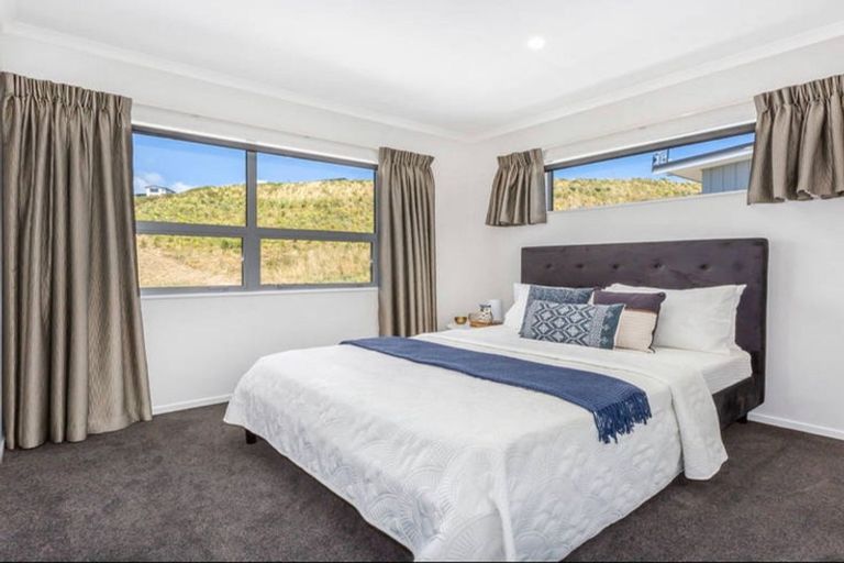 Photo of property in 27 Waitaria Terrace, Aotea, Porirua, 5024