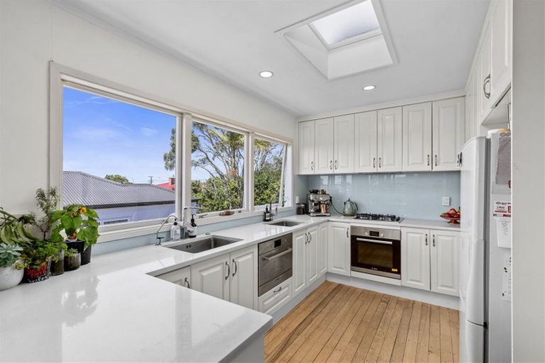 Photo of property in 120 Sunrise Avenue, Mairangi Bay, Auckland, 0630