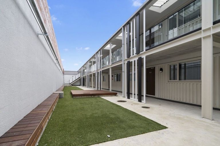 Photo of property in 1/4045f Great North Road, Glen Eden, Auckland, 0602