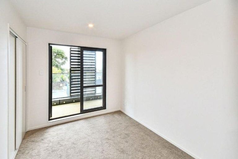 Photo of property in 2/3226 Great North Road, New Lynn, Auckland, 0600