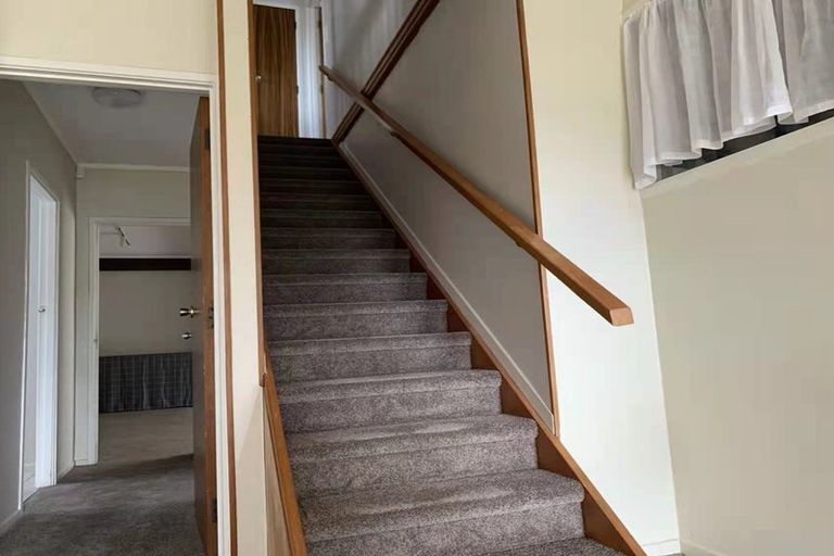 Photo of property in 28 Gretel Place, Hillcrest, Auckland, 0627