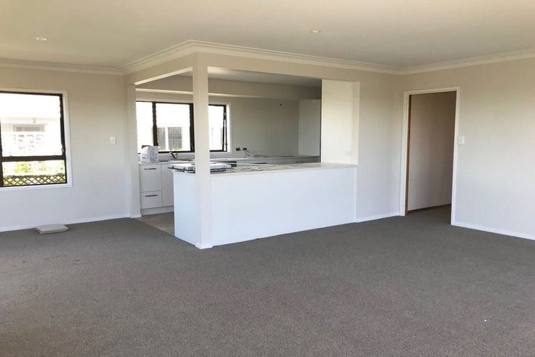Photo of property in 1/150 Beach Road, Campbells Bay, Auckland, 0630