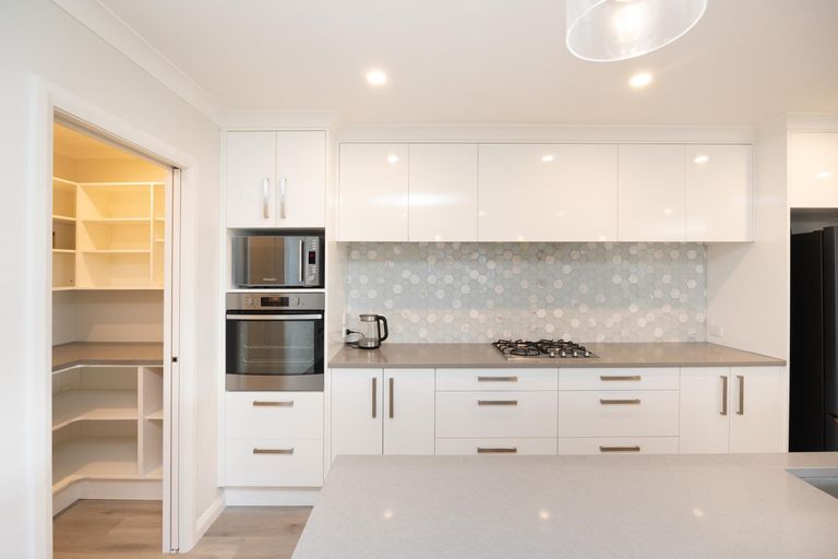 Photo of property in 6 Atlantic Drive, Fitzherbert, Palmerston North, 4410