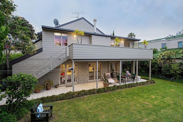 Photo of property in 27 Ocean View Road, Milford, Auckland, 0620