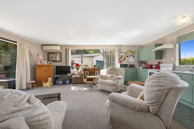 Photo of property in 2b Wyndham Road, Hannahs Bay, Rotorua, 3010
