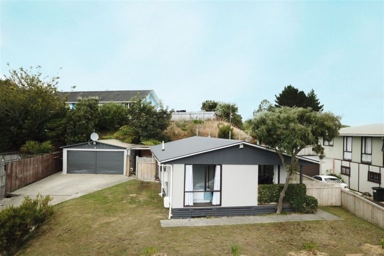 Photo of property in 2 Mcmanaway Grove, Stokes Valley, Lower Hutt, 5019