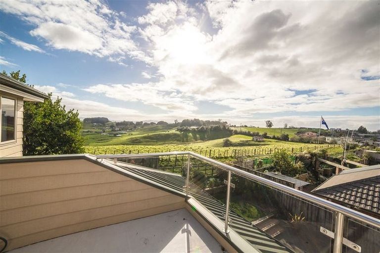 Photo of property in 17 Southworth Place, Grandview Heights, Hamilton, 3200