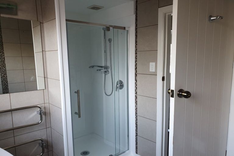 Photo of property in 2 Whirinaki Crescent, Heretaunga, Upper Hutt, 5018